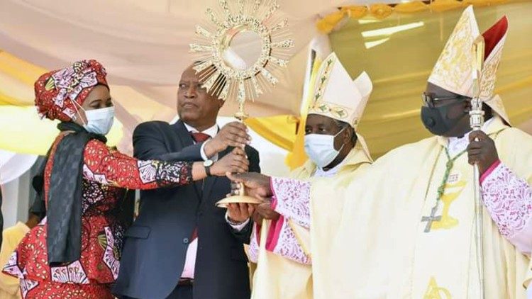 Zawadi ya Monsrance iliyotumwa na Rais Samia H.Suluhu wa Tanzania kwa tukio la Kongamano