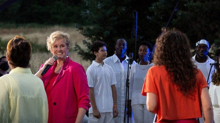 Nancy Uelmen, al centro con il microfono 