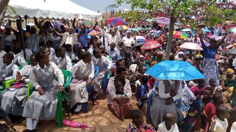 Waamini watu wa Mungu katika maadhimisho ya misa tarehe 14 Septemba 2021