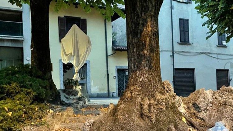 Como, il piazzale e la croce dedicati a don Roberto Malgesini sul luogo della sua uccisione