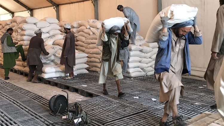 Trasporto sacchi di aiuti del Wfp-Pam