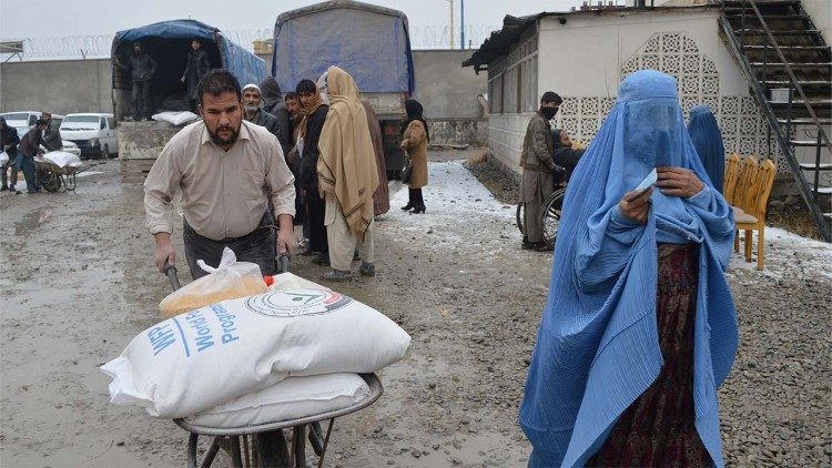 Il ritiro dei sacchi con gli aiuti alimentari del Pam-Wfp