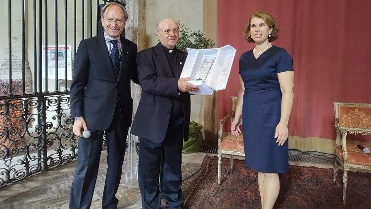 La consegna del Premio a padre Andrea Mandonico