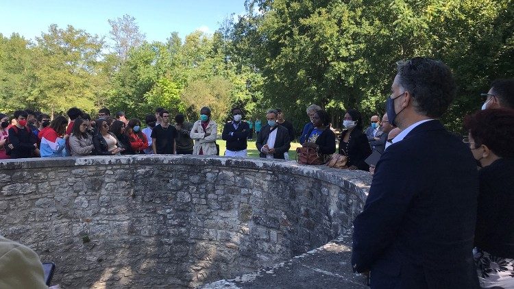 Giovani studenti, rappresentanti dei Paesi "Last 20", ospiti esperti e comitato organizzatore intorno alla grande cisterna della Piana dei Mulini (Campobasso)
