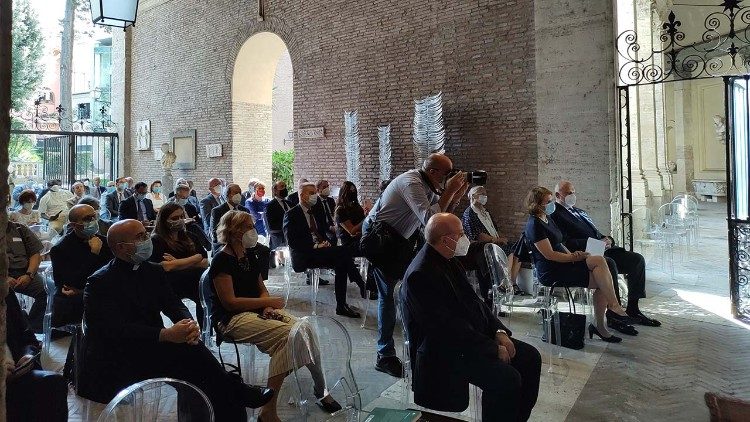 Un momento della cerimonia di premiazione di padre Mandonico