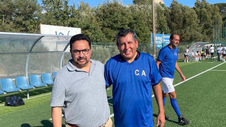 Emb. de Honduras ante la Santa Sede, Carlos Antonio Cordero Suárez, uno de los organizadores del cuadrangular junto a Roberto Montoya, uno de los jugadores del equipo de Embajadores de Centroamérica