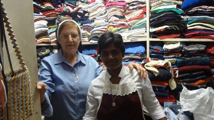 La Hermana Albertina Pauletti en el centro "Madre Asunta"