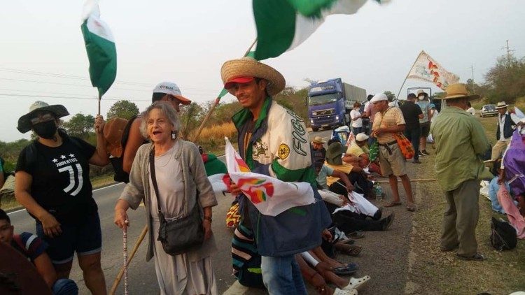 Pobladores rumbo a la ciudad de Santa Cruz