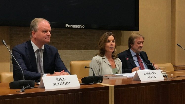 Da sinistra: il direttore delle Gallerie degli Uffizi Eike Schmidt, Barbara Jatta, direttore dei Musei Vaticani e Guido Cornini, delegato scientifico della direzione dei Musei, alla presentazione della mostra ai media
