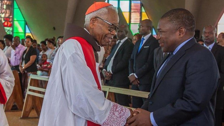 O Cardeal D. Alexandre com o Presidente, Filipe Nyusi, na Catedral de Maputo, há uns anos atrás. 