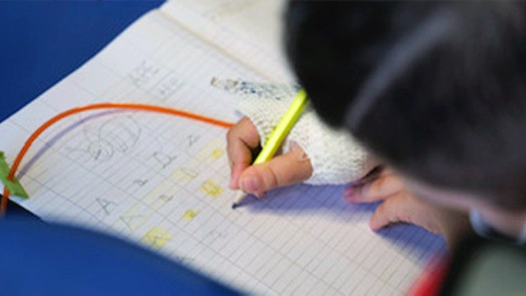 Una bambina fa lezione in ospedale