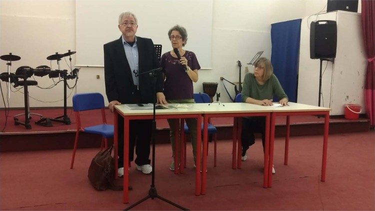 Dales speaks to detainees in Paliano detention centre