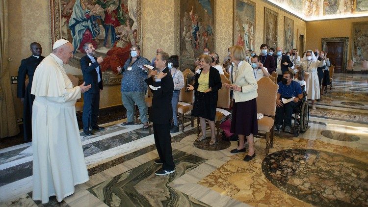 Papa encontro membros do Movimento "Foi et Lumière International" 