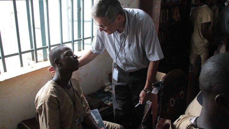Missionário salesiano na Prisão de Pademba em Serra Leoa