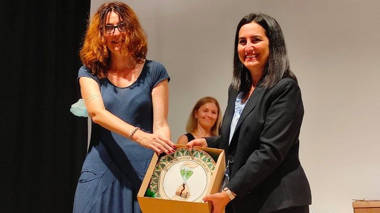 Giada Aquilino premiata da Silvia Guidi dell'Osservatore Romano