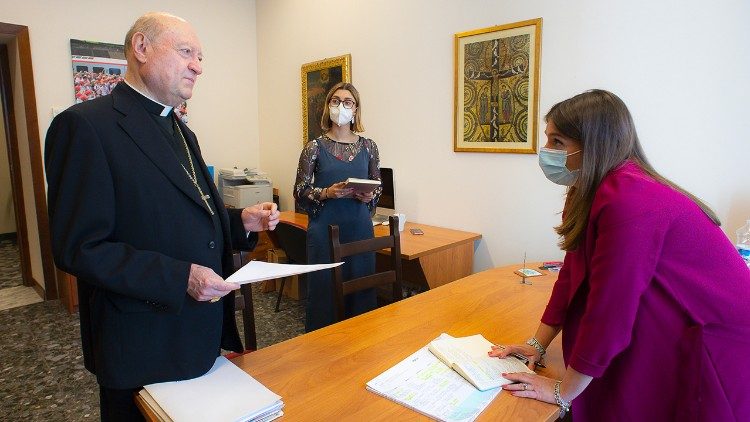 Le cardinal Gianfranco Ravasi, président du Conseil pontifical pour la Culture, avec des employées de son dicastère.