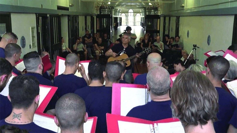 Una scena del docufilm "Exit", con il Coro del reparto "La Nave" del carcere milanese di San Vittore 