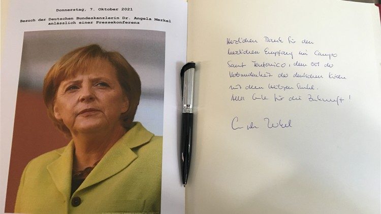 Die Bundeskanzlerin und ihren Eintrag im Gästebuch des Campo Santo Teutonico
