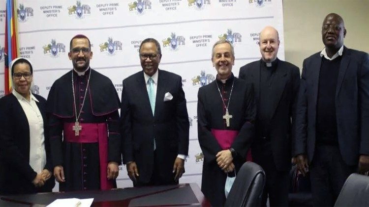 Dom Sithembele Sipuka, Presidente da SABC, e o Primeiro-Ministro de eSwatini, Sipho Cleopas Dlamini