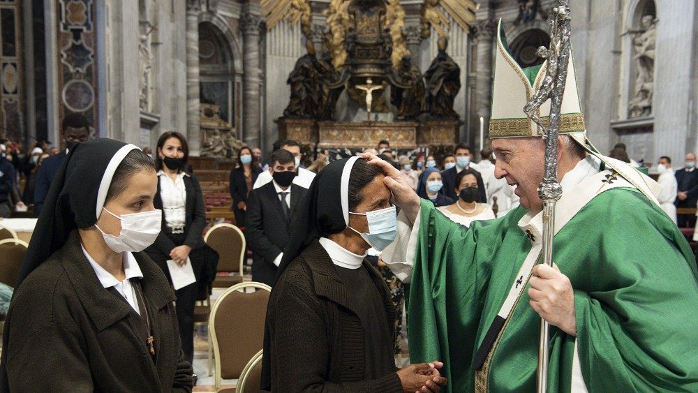 Papa abençoa a freira colombiana Gloria Cecilia Narvaez Argori