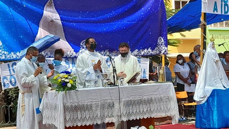 Padre Lino Paulino, durante a Missa na Paróquia Nossa Senhora da Luz (Cabo Verde)