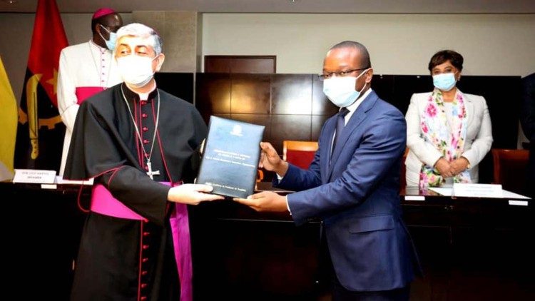 Núncio Apostólico D. Giovanni Gaspari e o Ministro Adão de Almeida (Angola)