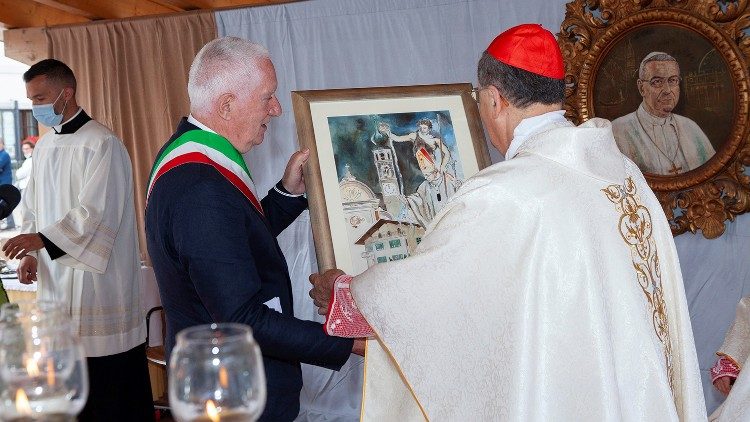 Al termine della Messa per il 43.mo anniversario dell'elezione di Papa Giovanni Paolo I, il 26 agosto 2021, il sindaco di Canale d'Agordo dona al cardinal Stella un quadro raffigurante Papa Luciani e il suo paese natale