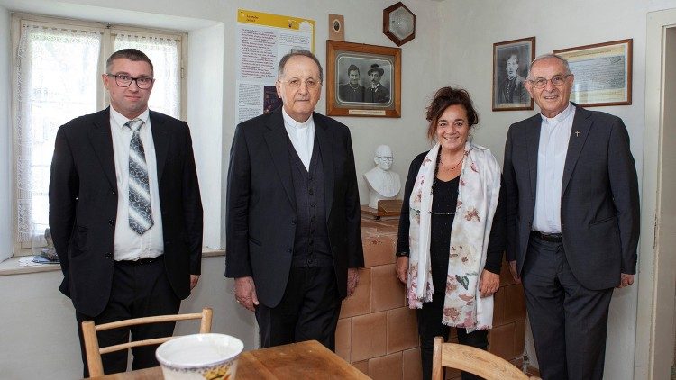 Il cardinale Beniamino Stella (secondo da sinistra) nella casa natale di Papa Albino Luciani a Canale d'Agordo, con la vicepostulatrice Stefania Falasca, il direttore della Casa Museo  di Giovanni Paolo I Loris Serafini (a sinistra) e il parroco di Pieve di Soligo, don Giuseppe Nadal