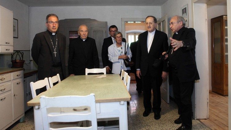 Nella cucina della casa natale di Albino Luciani, Papa Giovanni Paolo I, a Canale D'Agordo (Belluno), il cardinale Beniamino Stella (secondo da destra), con Pia Luciani, nipote del Papa scomparso nel 1978,  e, da destra, monsignor Renato Marangoni, vescovo di Belluno-Feltre, monsignor Paolino Carrer, già segretario del vescovo Luciani,  Loris Serafini, direttore del Museo-casa natale di Giovanni Paolo I, e il vescovo di Vittorio Veneto monsignor Corrado Pizziolo