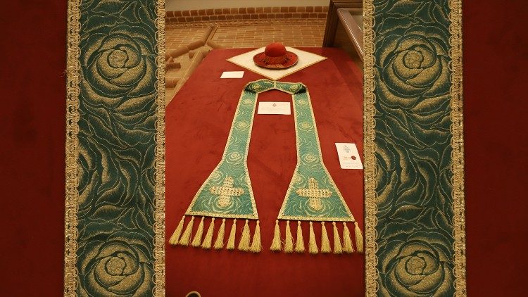 Le reliquie di Giovanni XXIII, stola e cappello