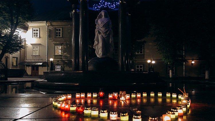 Свічки запалені на спомин про дітей (Майдан Андрея Шептицького в Івано-Франківську) 