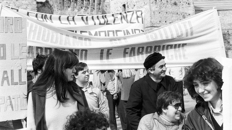 Sandra è la prima a destra, sullo sfondo c'è don Oreste Benzi