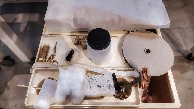 Gli strumenti di lavoro delle restauratrici del Laboratorio di Restauro Polimaterico dei Musei Vaticani © Musei Vaticani 