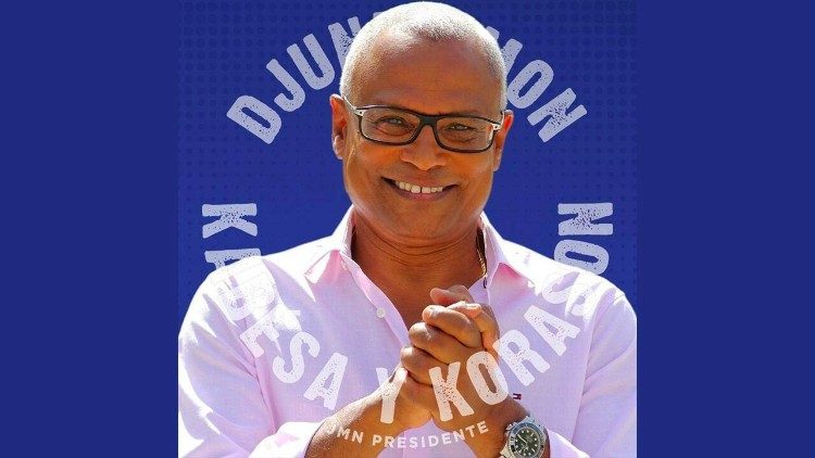 José Maria Pereira Neves, numa foto com o lema da campanha eleitoral: juntar as mãos, a cabeça e o coração. 