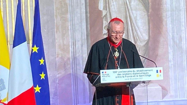 Le cardinal Parolin lors de la table ronde à l'ambassade de France près le Saint-Siège