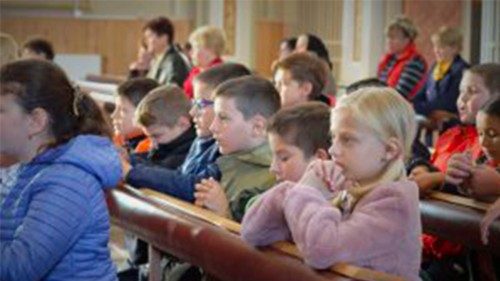 18 de octubre. ACN: Los niños rezan por las poblaciones que sufren por la guerra