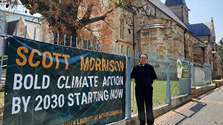 "La Iglesia católica tiene una larga tradición de compromiso con la justicia social", dijo el sacerdote Robert Riedling a la agencia episcopal australiana Cathnews