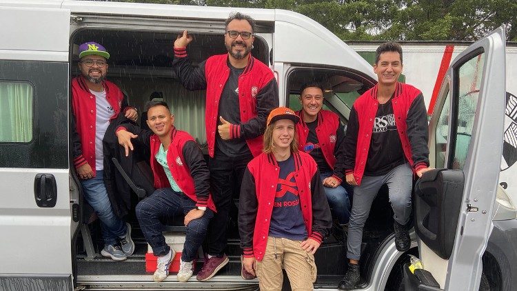 I componenti del Gen Rosso in partenza per la Bosnia