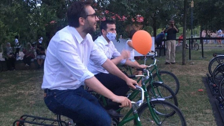 Il Bike power: l'energia delle pedalate per alimentare lo schermo del cinema all'aperto