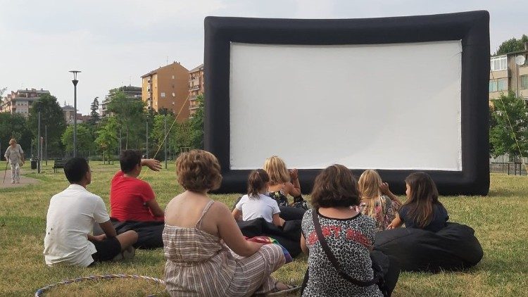 Il maxischermo di CineMarmocchi al parco del Giambellino di Milano 