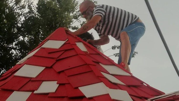 Alfred Von Escher, il progettista del cinema-fungo, artista e artigiano di origine svizzera., durante il montaggio del Cinemarmocchi