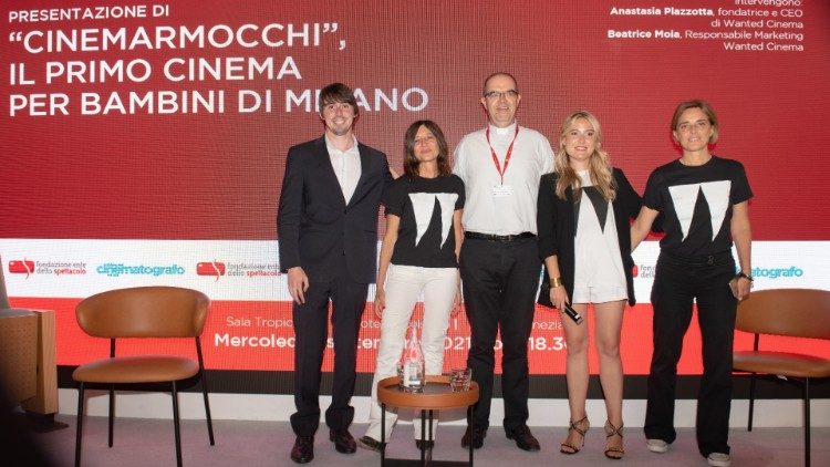  Photo Embed: Le responsabili di Wanted Cinema promotrici di CineMarmocchi con monsignor Milani, presidente Ente dello Spettacolo]