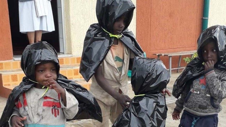 Alcuni bambini assistiti nella missione di suor Rosaria