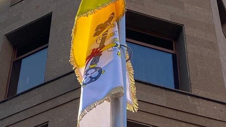 La bandiera vaticana nella nuova Nunziatura apostolica in Armenia