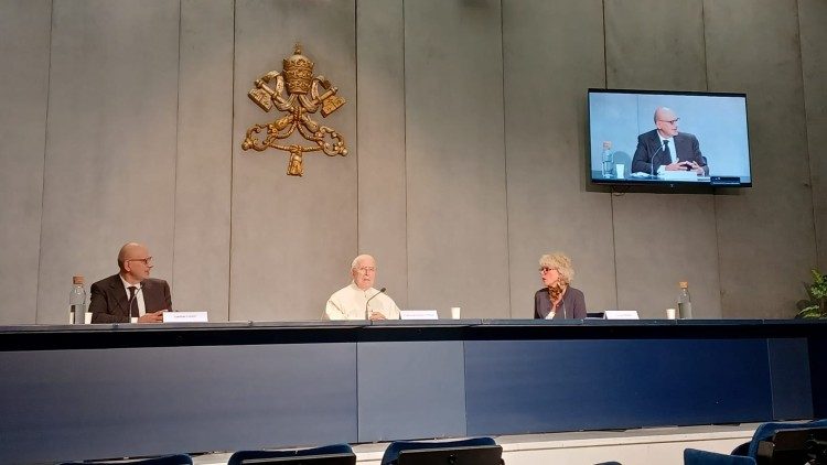 En la Oficina de Prensa de la Santa Sede se presentó la conferencia sobre el tema: "Estudios sobre la historia de los primeros siglos de la Iglesia"