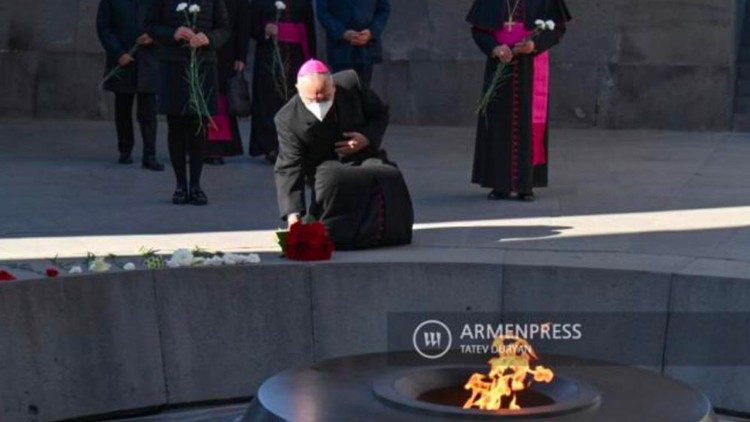 Il sostituto depone dei fiori alla fiamma eterna