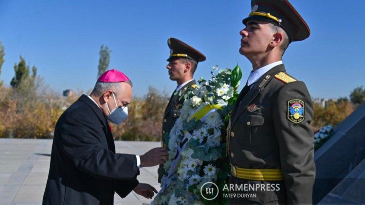 Una corona di fiori al Tzitzernakaberd Memorial Complex di Yerevan