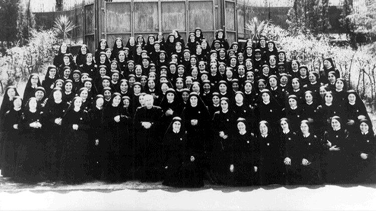 Blessed James Alberione with a group of Daughters of  Saint Paul, 1961