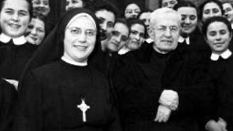 Blessed James Alberione with a group of Sisters of Jesus the Good Shepherd
