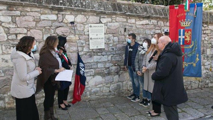 Lo svelamento della targa ad Assisi alla presenza del vescovo Sorrentino